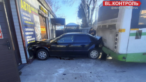 В Свободном иномарку зажало между автобусом и автомойкой - gtrkamur.ru