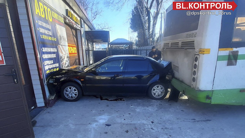 В Свободном иномарку зажало между автобусом и автомойкой - gtrkamur.ru