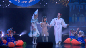 Маленькая благовещенка спела на сцене благодаря «Елке желаний» - gtrkamur.ru