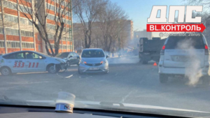 Крупное ДТП с большегрузом в областной столице обошлось без пострадавших - gtrkamur.ru