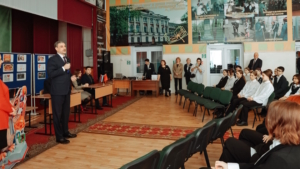 Василий Орлов пообщался со школьниками, которые факультативно изучают китайский язык - gtrkamur.ru