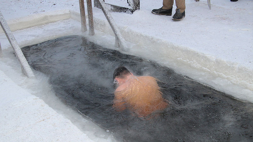 Как правильно окунаться и кому нельзя в прорубь: рекомендации для амурчан - gtrkamur.ru