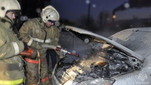 Автомобиль тушили пожарные в Белогорске - gtrkamur.ru
