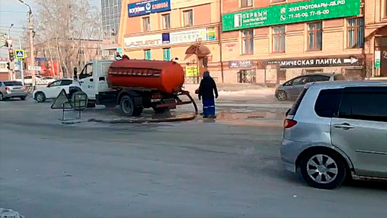 Порыв на сетях в Благовещенске затрудняет движение автотранспорта - gtrkamur.ru