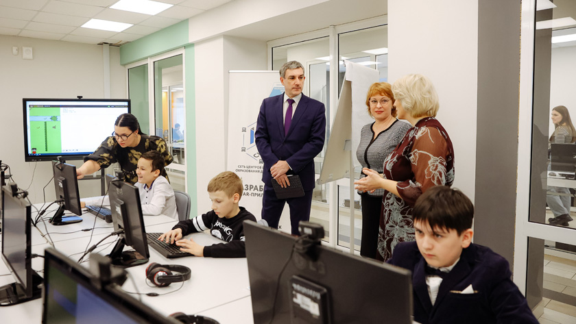 Глава региона Василий Орлов пообщался со студентами колледжей и техников в «IT-кубе» Благовещенска - gtrkamur.ru