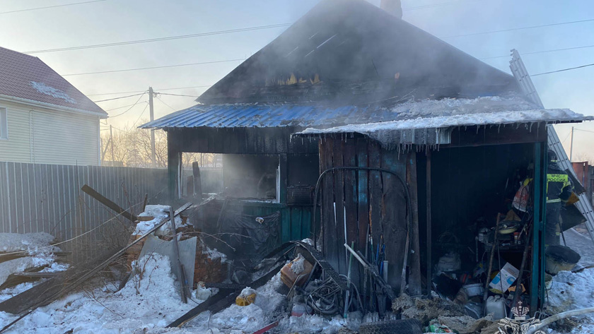 Пожарные Благовещенска вытащили двоих человек из горящего дома - gtrkamur.ru