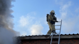 В Белогорске огнеборцы спасли от огня гараж и технику - gtrkamur.ru