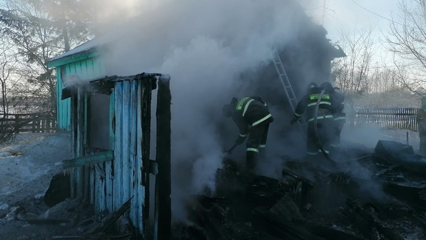 Спящего мужчину спасли из горящего дома в Ромненском округе - gtrkamur.ru