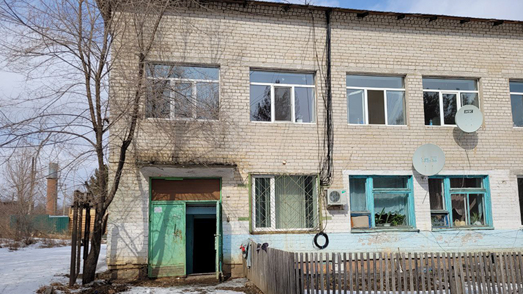 Ребенок выпал из окна второго этажа в Благовещенском округе - gtrkamur.ru