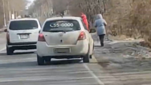 Водителя, который ездил по обочине с пешеходами в Благовещенске, оштрафовали - gtrkamur.ru