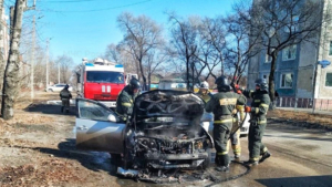 Автомобиль загорелся сегодня днем в одном из районов Благовещенска - gtrkamur.ru