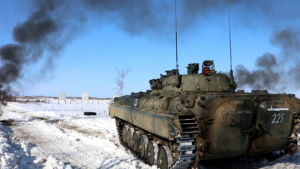 Курсанты ДВОКУ тренировались эвакуировать пострадавших с поля боя - gtrkamur.ru