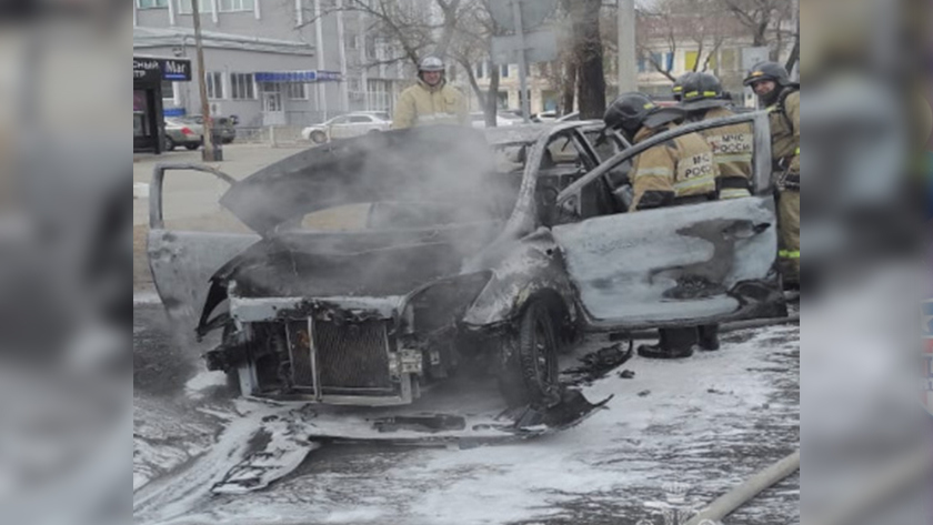 В центре Благовещенска полыхал автомобиль - gtrkamur.ru