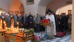 Около трех сотен благовещенцев посетили службу в кафедральном соборе в ночь перед Пасхой - gtrkamur.ru
