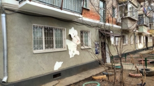 В Благовещенске приступили к ремонту дома с отваливающейся штукатуркой - gtrkamur.ru