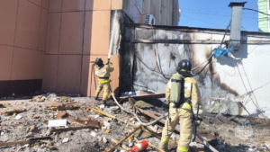 Больше 20 огнеборцев тушили пристройку к гостинице в Благовещенске - gtrkamur.ru