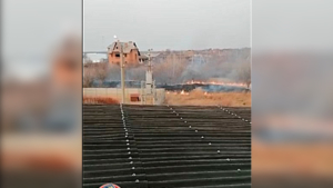 Неизвестные подожгли сухую траву около жилых домов в Усть-Ивановке - gtrkamur.ru