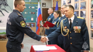 14 молодых благовещенских пожарных приняли присягу - gtrkamur.ru