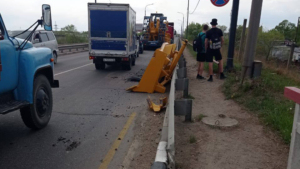 Упавшие с автотрала крупные запчасти затруднили движение на мосту через Зею в Благовещенске - gtrkamur.ru