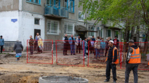 Словесная битва за деревья мешает провести благоустройство в одном из дворов Благовещенска - gtrkamur.ru
