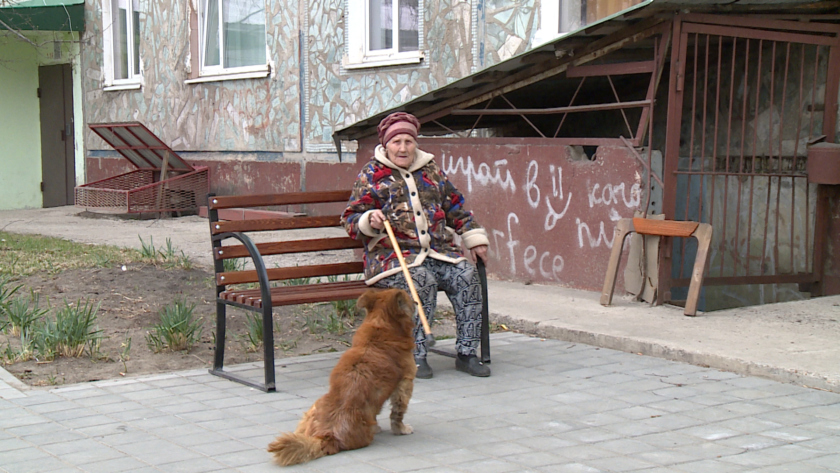 Для благовещенской пенсионерки установили лавочку после обращения к губернатору - gtrkamur.ru