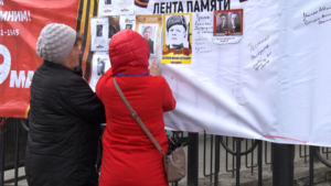 Акция «Бессмертный полк» прошла в Благовещенске по-новому - gtrkamur.ru