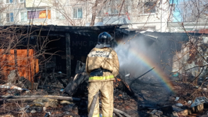 Ночью в Белогорске полыхали хозпостройки - gtrkamur.ru