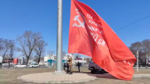 Знаменами Победы украсят улицы Благовещенска к 9 Мая - gtrkamur.ru