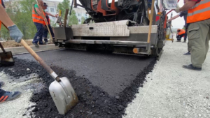 Укладку первого слоя асфальта начали на главной дороге Тынды - gtrkamur.ru
