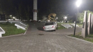 Водитель в Свободном влетел в Мемориал Славы и сбежал - gtrkamur.ru