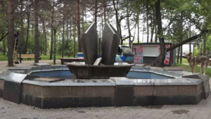 Вандалы оторвали бетонные плиты и арматуру в фонтане Белогорска - gtrkamur.ru
