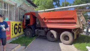 КамАЗ въехал в здание магазина в Белогорске - gtrkamur.ru