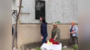 Мемориальную доску в честь известной супружеской пары тренеров открыли в Свободном - gtrkamur.ru