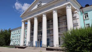 Фасад главного корпуса АГМА в Благовещенске начали реставрировать - gtrkamur.ru