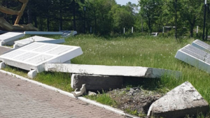 Возмещение ущерба и наказание ждут водителя, влетевшего в Мемориал Славы в Свободном - gtrkamur.ru