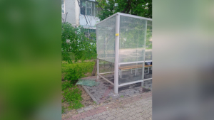 Неизвестные разбили остановку в центре Благовещенска - gtrkamur.ru