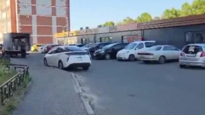 Общественники вмешались в парковочную проблему жителей одного из домов в Белогорске - gtrkamur.ru