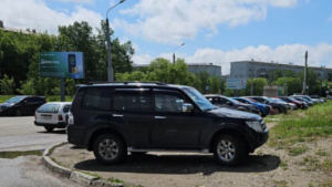 За парковку на газонах благовещенские водители заплатят больше 200 тысяч рублей - gtrkamur.ru