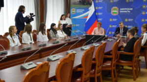 Девяти юным амурчанам вручили паспорта в областном правительстве - gtrkamur.ru