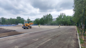 На «умной» спортплощадке в Моховой Пади завершается подготовка основания - gtrkamur.ru