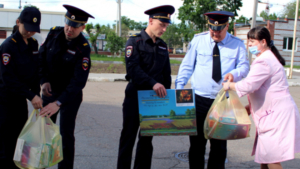 Амурские полицейские передали подарки маленьким пациентам онкогематологического отделения - gtrkamur.ru