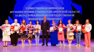 Василий Орлов наградил активистов молодежной политики - gtrkamur.ru