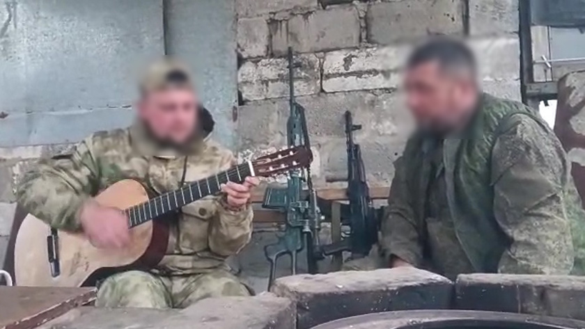 Армейскую песню под гитару спели амурские бойцы нашим девушкам - gtrkamur.ru