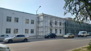 Фасад благовещенской автоколонны готовят к покраске - gtrkamur.ru