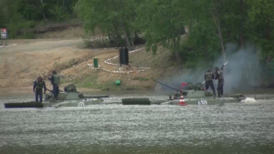 Курсанты ДВОКУ тренировались в специально оборудованном водоеме - gtrkamur.ru