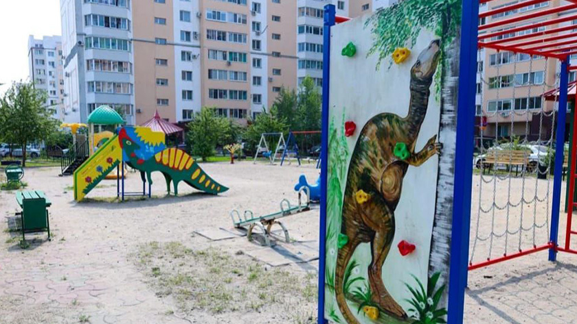 Инициативные благовещенцы украшают двор на средства от муниципальных конкурсов - gtrkamur.ru