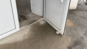 «Полосу препятствий» у входа в одно из отделений горбольницы Благовещенска начали убирать - gtrkamur.ru