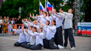 Благотворительный концерт в поддержку амурских бойцов в зоне СВО прошел в Благовещенске - gtrkamur.ru