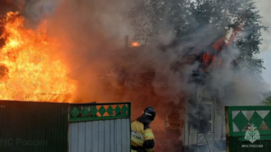 Амурские медики помогли на месте пострадавшему в пожаре мужчине - gtrkamur.ru