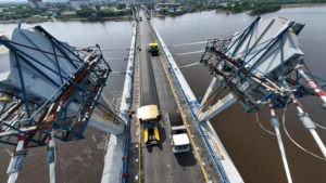 Первый слой асфальта уложили на новом мосту через реку Зея - gtrkamur.ru